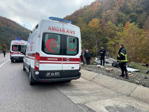 Alışverişten dönen yaşlı çift araçla takla attı
