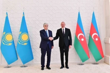 Aliyev, Kazakistan Cumhurbaşkanı Tokayev’i resmi törenle karşıladı
