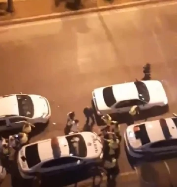 Alkollü 2 kişinin trafik polislerine saldırısı kamerada