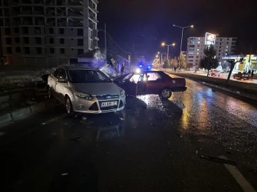 Alkollü sürücü, otomobiliyle park halindeki araçlara çarptı
