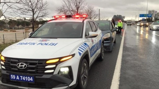 Alkollü sürücü polis aracına çarptı!