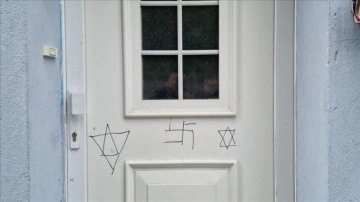 Almanya'da kapısına semboller çizilen caminin panjurları yakılmaya çalışıldı