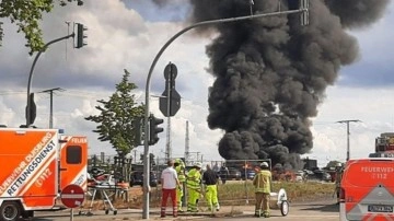 Almanya'da kent merkezine uçak düştü: 8 araç yandı. Kazada 2 kişi öldü