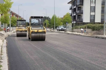 Alt yapısı tamamlanan yollar asfaltlanıyor
