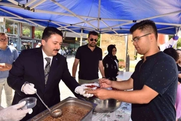 Altıeylül Belediyesi’nden aşure ikramı
