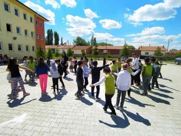 Altıntaş’ta 10 bin okul projesi etkinlikleri
