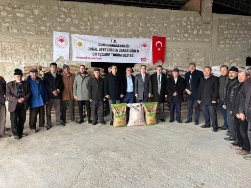 Altıntaş’ta ekili arazileri yangından zarar gören çiftçilere tohum desteği
