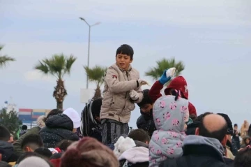 Amanos Dağları’ndan kamyonlarla getirilen kar eğlencenin odağı oldu
