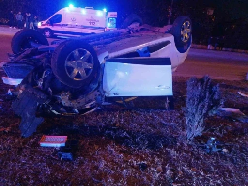 Amasya’da takla atan otomobil bariyerlere çarptı: 2 yaralı
