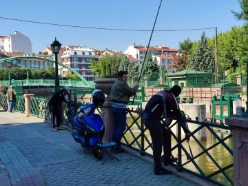 Amatör balıkçılar pazar sabahını Porsuk kenarında geçirdi
