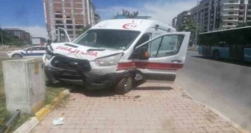 Ambulans ile otomobil çarpıştı: 2 yaralı