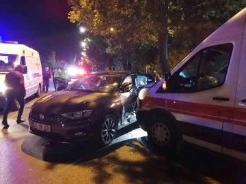 Ambulans U dönüşü yapan araca çarptı, kaza sonucu 2 kişi yaralandı
