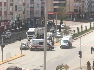 Ambulansla hafif ticari araç çarpıştı: 1 yaralı
