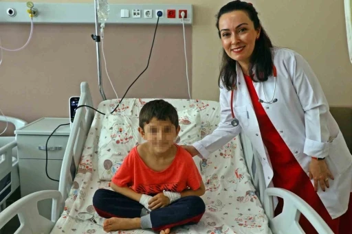 Ambulansta &quot;Annemin parası yok&quot; diyen küçük Efe ve 2 kardeşi devlet korumasında
