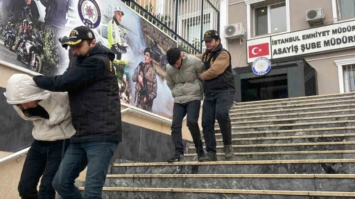 Anahtarı üzerinde bırakıp hava almaya çıktı: Arabası saniyeler içinde çalındı
