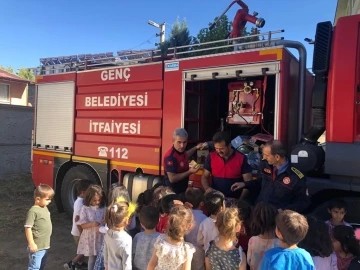 Anaokulu öğrencileri itfaiye ekipleriyle bir araya geldi
