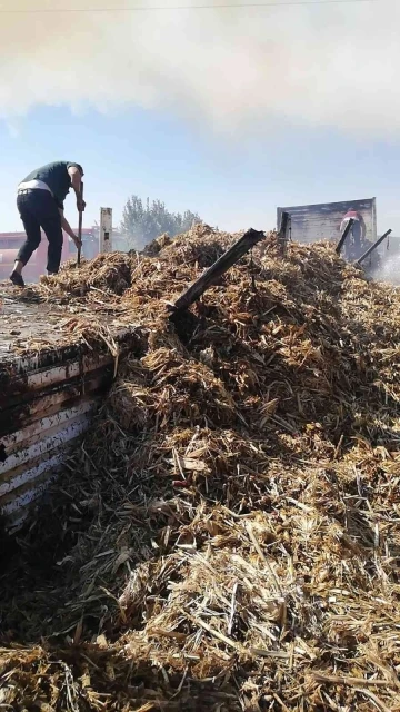 Anız ateşi seyir halindeki tıra sıçradı, onlarca saman balyası kül oldu
