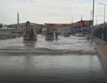 Ankara’da etkili olan yağış sonrası Sincan Cezaevi önü göle döndü
