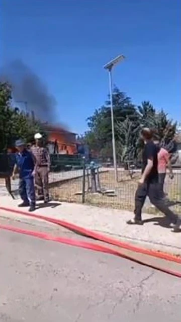 Ankara’da gecekondu alevlere teslim oldu
