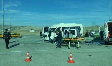 Ankara’da işçi servisi ticari araçla çarpıştı: 10 yaralı
