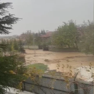 Ankara’da yağışın ardından mahalleyi su bastı
