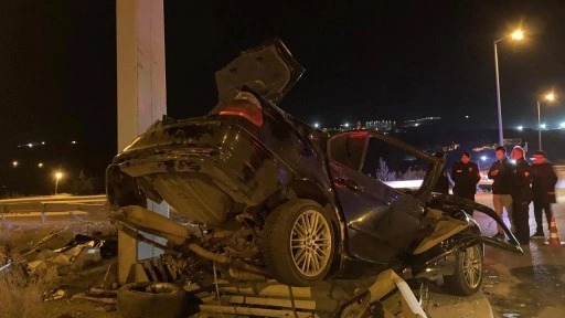 Ankara'da yön tabelası direğine çarpan otomobildeki 4 kişi öldü, 1 kişi yaralandı