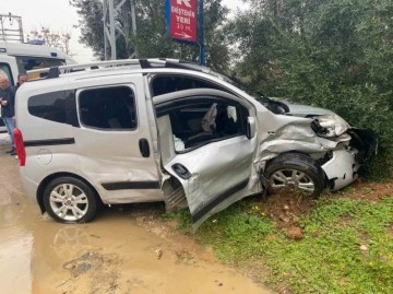 Anne ve Çocuğu Yaralayan Kaza Serik'i Salladı