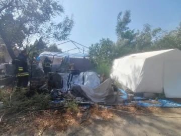 Antakya’da depo olarak kullanılan çadır yandı
