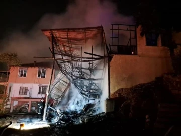 Antalya'da 2 katlı ahşap ev alev alev yandı; patlama ve panik anları kamerada