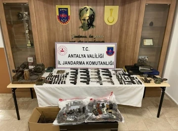 Antalya’da 22 adet ruhsatsız tabanca ele geçirildi
