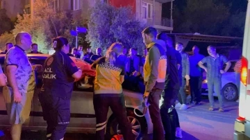 Antalya’da ağızları açık bırakan kaza: Motosiklet sürücüsü otomobilin motor kaputunun üzerine düştü
