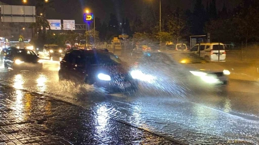 Antalya’da aniden bastıran sağanağa vatandaşlar hazırlıksız yakalandı
