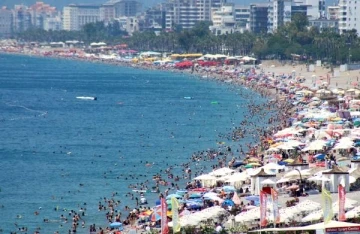 Antalya'da bayramın üçüncü günü de sahiller tıklım tıklım