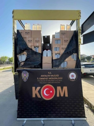 Antalya’da bir tıra düzenlenen operasyonda 2 bin litre sahte sahte alkol ele geçirildi

