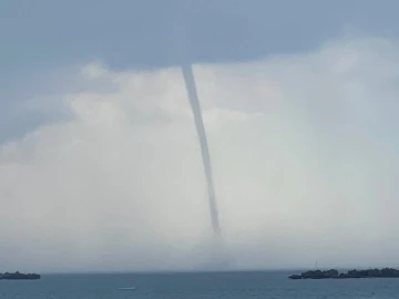 Antalya’da deniz üzerindeki oluşan devasa hortum korkuttu
