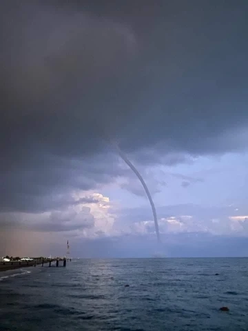 Antalya’da denizde oluşan hortum karaya çıkmadan kayboldu
