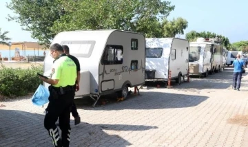 Antalya'da denize sıfır karavanlar tahliye edildi