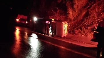 Antalya’da hafif ticari araç takla attı: 3 yaralı
