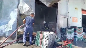 Antalya’da halk ekmek fabrikasının deposu alev alev yandı
