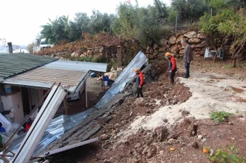 Antalya’da istinat duvarı çöktü, iki ev zarar gördü
