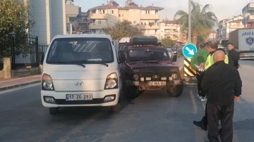 Antalya’da kamyonet ile otomobil çarpıştı: 1 yaralı
