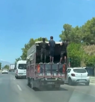 Antalya’da kamyonet kasasında tehlikeli yolculuk kamerada
