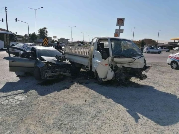 Antalya’da kamyonetle otomobil çarpıştı: 3 yaralı
