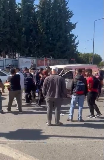 Antalya’da otomobil ile kamyonet çarpıştı: 2 yaralı
