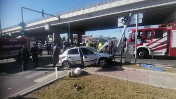 Antalya’da otomobil ve 2 motosikletin çarpıştığı kazada 2 kişi yaralandı
