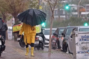 Antalya’da sağanak ve fırtına etkisini artırdı
