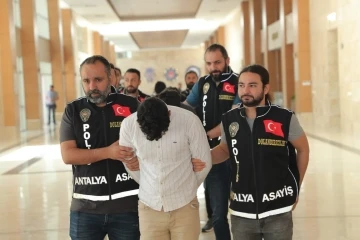 Antalya’da sahte polis kimliği ile 56 bin dolar dolandıran 4 şüpheli yakalandı
