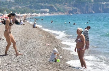 Antalya'da sıcaklık arttı, sahil doldu