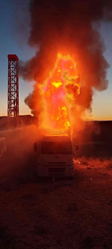 Antalya’da sondaj makinesi, jeneratör ve kamyon alev topuna döndü
