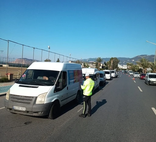 Antalya’da trafik denetimlerinde 41 bin sürücü denetlendi 17 bin  ceza kesildi
